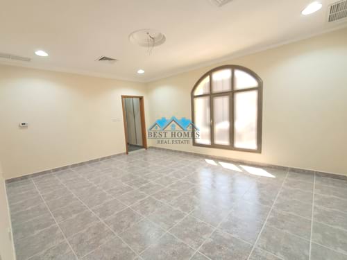 Spacious 4 Bedroom Apartment with Private Parking in Surra