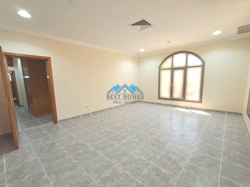 Spacious 4 Bedroom Apartment with Private Parking in Surra