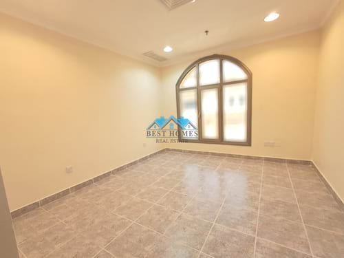 Spacious 4 Bedroom Apartment with Private Parking in Surra