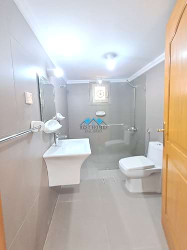 Spacious 4 Bedroom Apartment with Private Parking in Surra