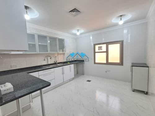 Spacious 4 Bedroom Apartment with Private Parking in Surra