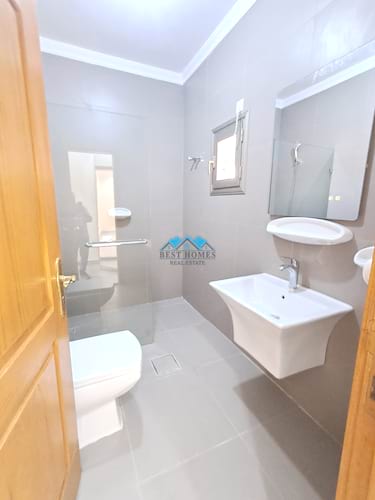 Spacious 4 Bedroom Apartment with Private Parking in Surra