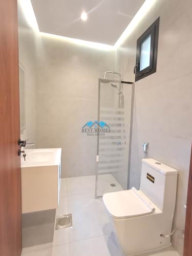 4 Bedrooms Ground Floor Apartment in Jabriya