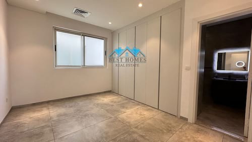 Modern Style 3 Master Bedrooms Floor in Salwa