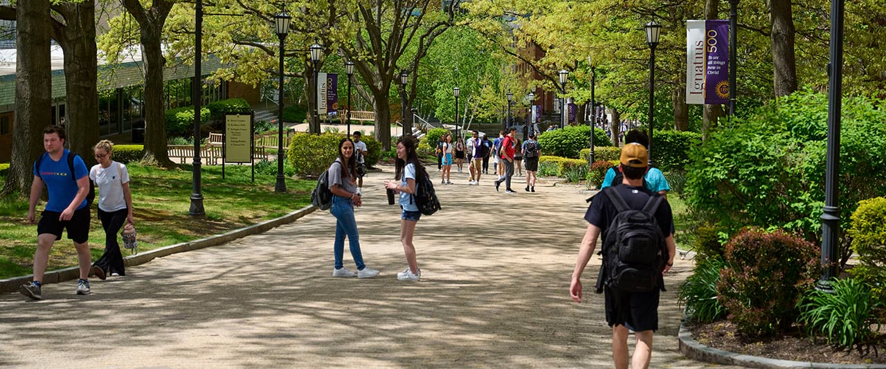  Students walking to and from class on the commons during the day.