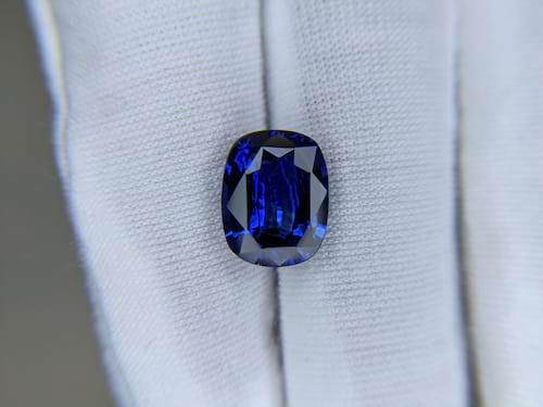 Blue Sapphire Cushion: 5.6ct