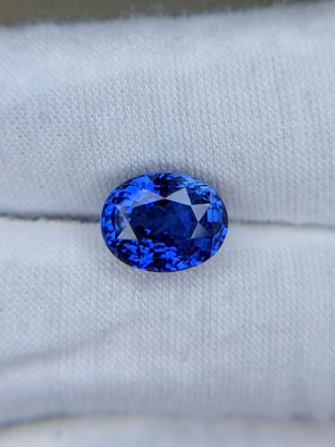 Blue Sapphire Oval: 5.28ct