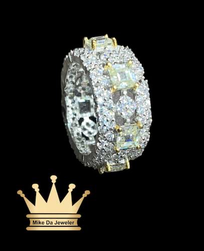 18k two tone band with cubic zirconia stone all prong setting on it  weight 7.02 gram size 5.5 10mm