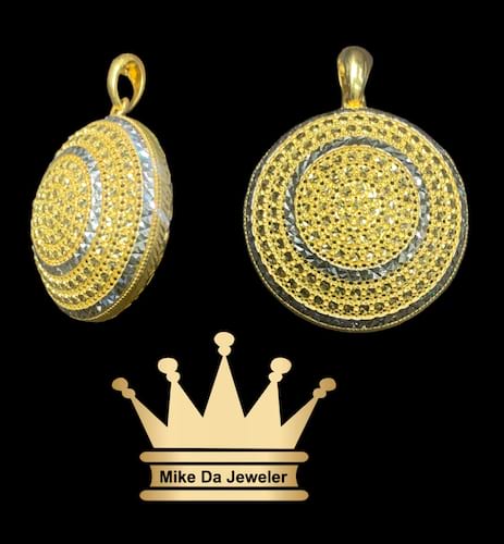 21 k circle charm mix with yellow and white gold with diamond cut price $595 dollars weight 4.9 grams size 1 inches