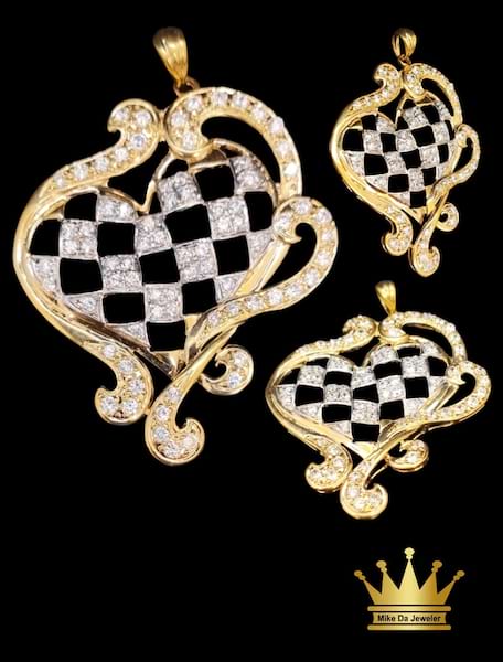 21karat gold two tone female charm size  2.00inch weight 12.680 grams