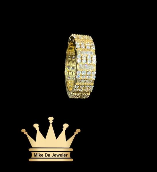 18k yellow gold band with cubic zirconia stone  weight 6.43 grams size 7 6mm