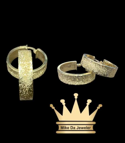 18 k brush work hoop earring weight 3.01 grams  size 0.75 inches 4/5mm