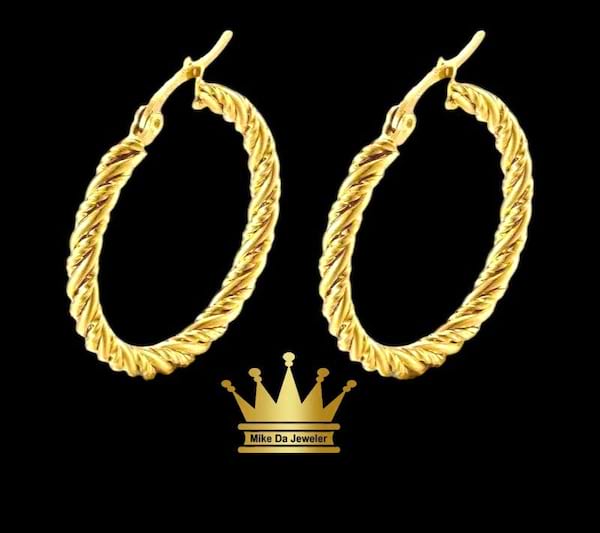 18k handmade hoop earrings pair work    weight 5.100 grams 1 inch