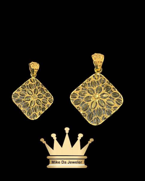 21k yellow gold handmade leaf design pendant weight 1.700 grams size 0.75 inches