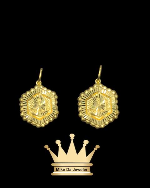 22k yellow gold pendant  weight 2.12 size 0.75 inches