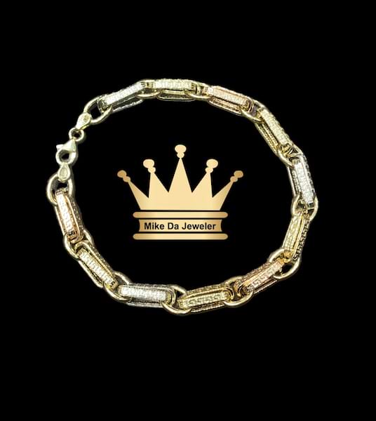 18 k tricolor light weight anchor link bracelet  weight 5.39 gram size 8 inches 6 mm