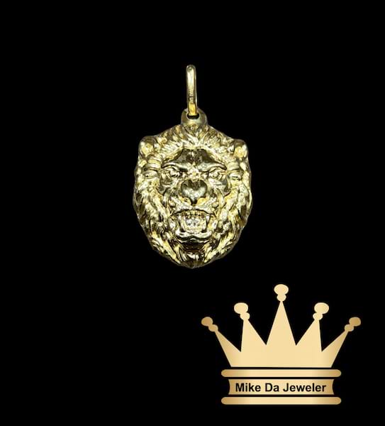 18k light weight 3d lion face pendant    weight 2.16 grams size 0.75 inches