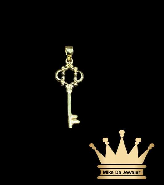 18k light weight 3d key pendant    weight 0.86 grams size 1 inches