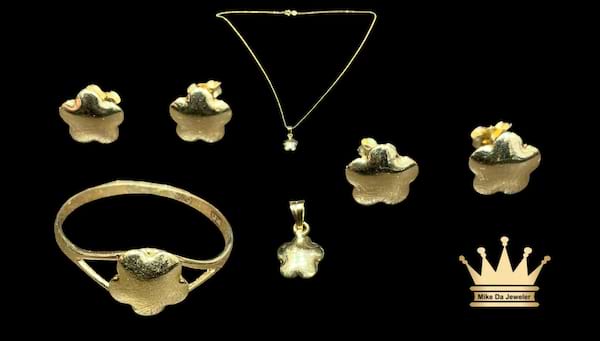 18karat gold flower design female necklace set (ring charm earring pair & chain )weight 3.710