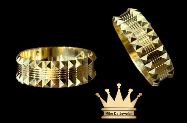 18 k handmade band    weight 2.61 grams size 6.5 USA 5mm