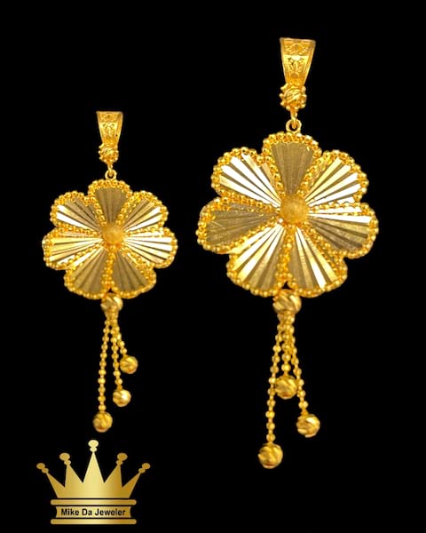 21k gold  5.5 gram size 2.5 inch flower charm
