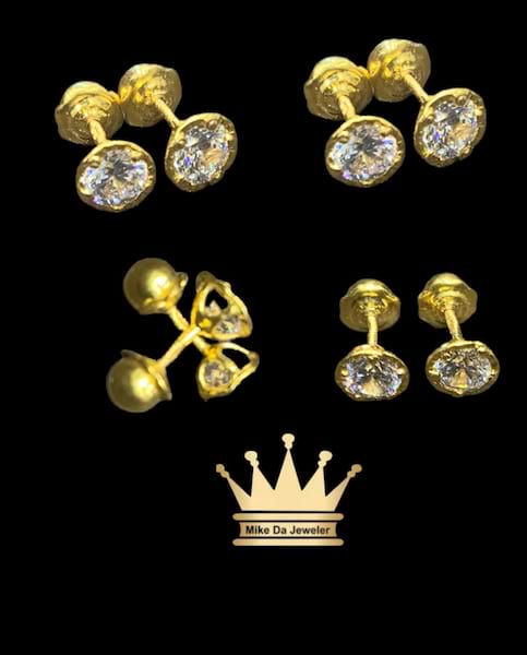 21 k handmade studs pair with cubic zirconia screw back  weight 1.01 gram 4 mm