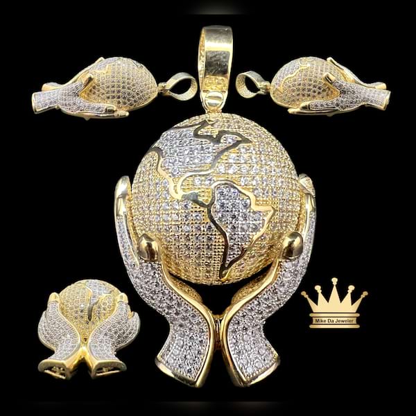 Solid 18k yellow gold globe charm 11.77 grams 1.75 inches longer 1 inch wide