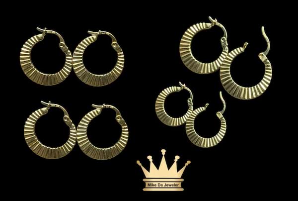 18 k 3d hoop earring pair  weight 2.23 grams 0.75 inches