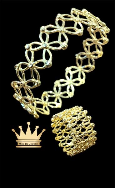 18k yellow gold adjustable magic bangles   weight-10.250 gram size 2 inch
