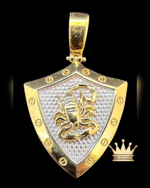 18k gold shield style men’s charm with scorpion grams 7.84