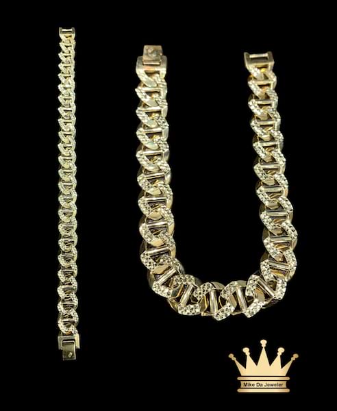18k Gucci link bracelet diamond cut all the links   weight 11.13 grams 8 inches 10mm