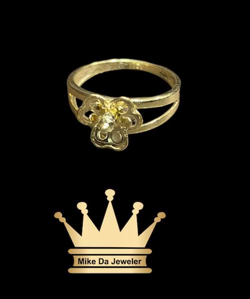 18k handmade flower ring  weight 2.36 gram size 7 USA