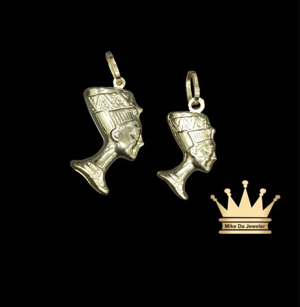 18 k gold Nefertiti pendant weight 1.620 size 1 inches