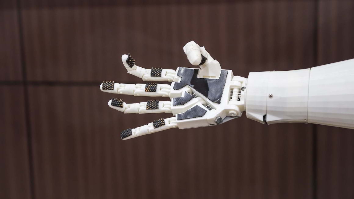 O mana robotizata oferă control tactil purtatorului