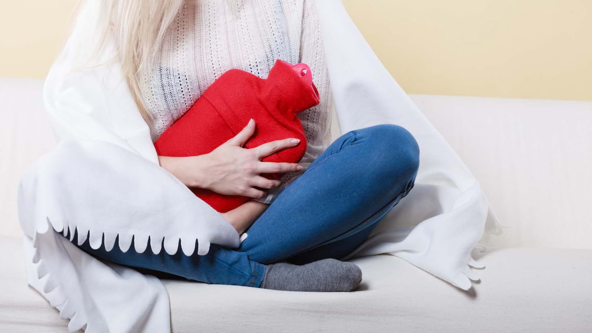 Crampele menstruale: ce le cauzează și cum le tratăm