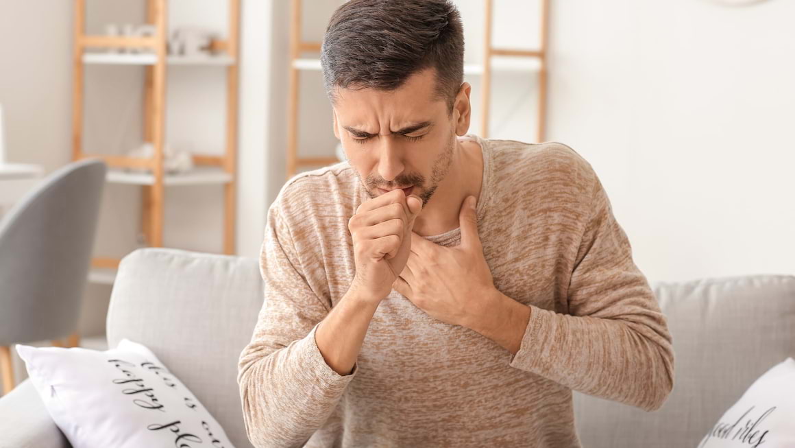 Tusea și durerea în gât, frecvente în infecția COVID