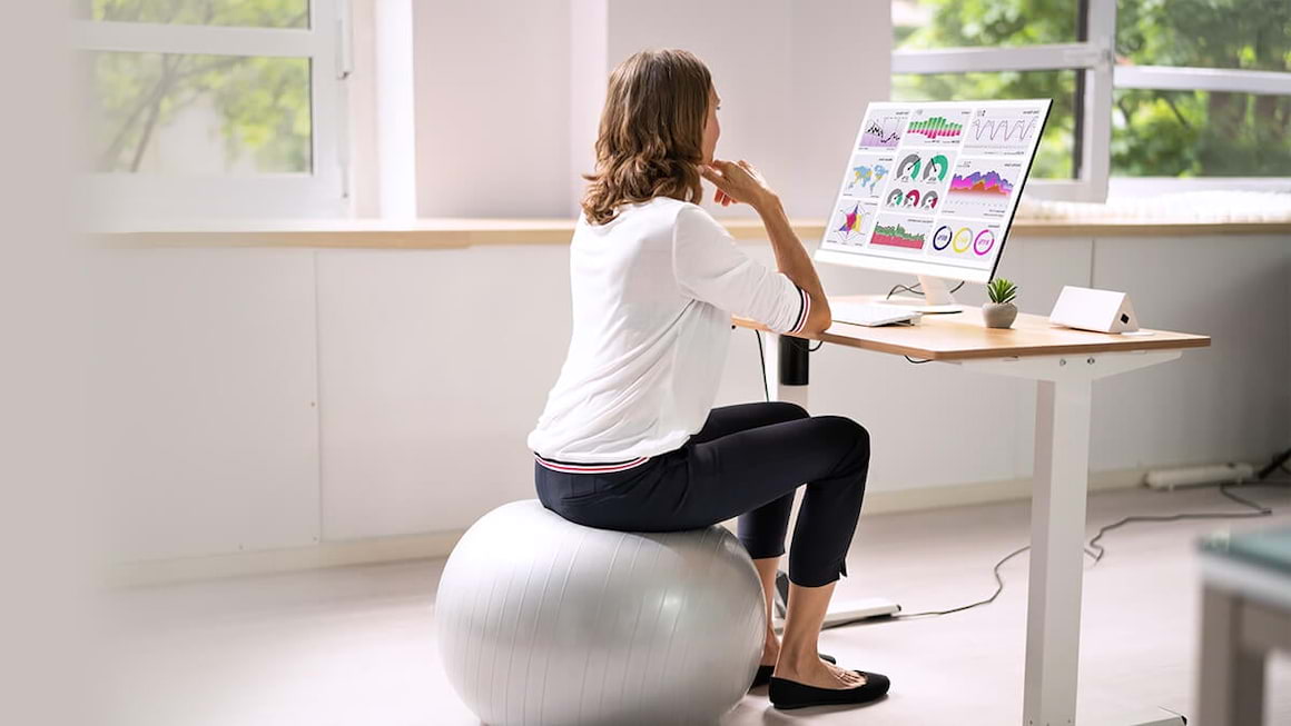Mingea de fitness pe post de scaun de birou - este sau nu benefica?