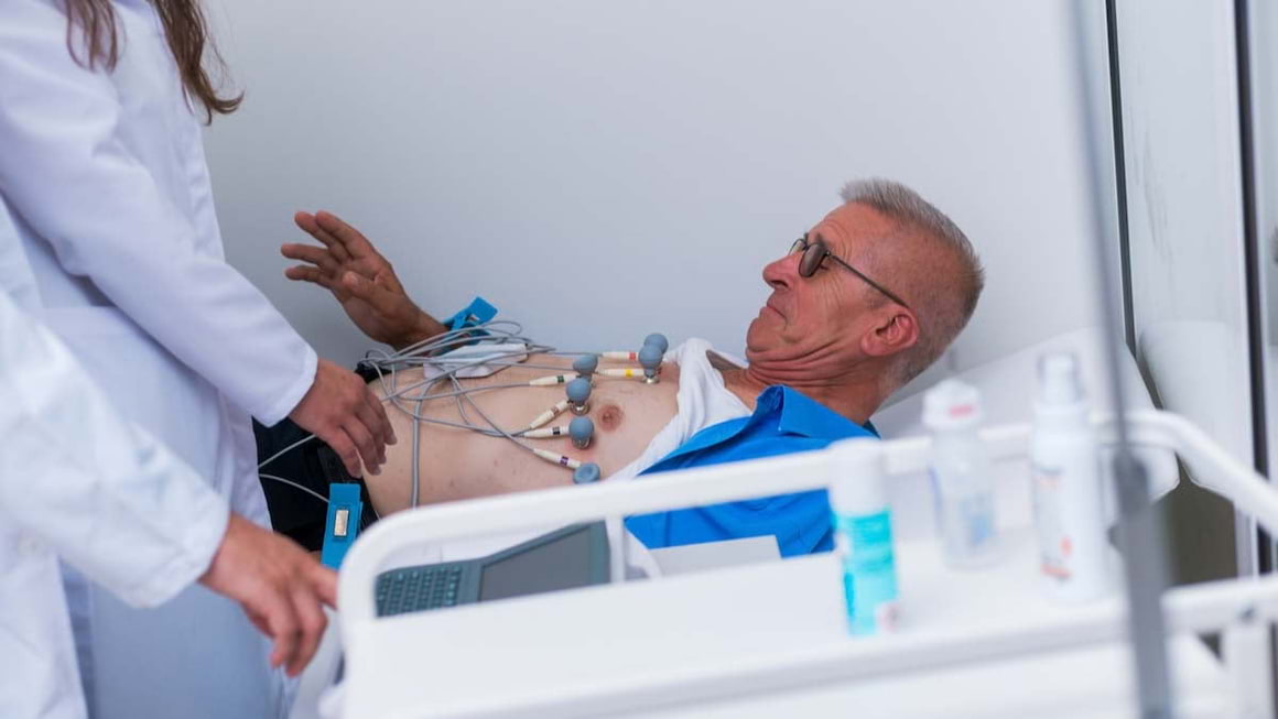 Electrocardiograma (EKG), utila in diagnosticul afectiunilor cardiovasculare, alaturi de valorile colesterolului