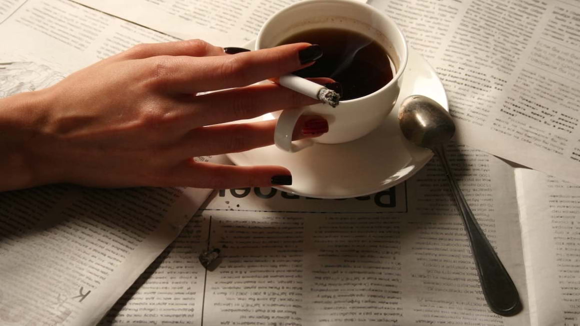 Fumezi si bei cafea dimineata pe stomacul gol? Iata cum te afecteaza acest obicei