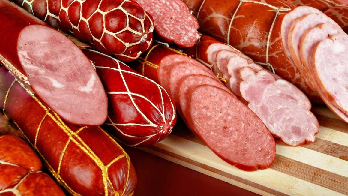 Pericolele la care iti expui copilul cand ii dai mezeluri
