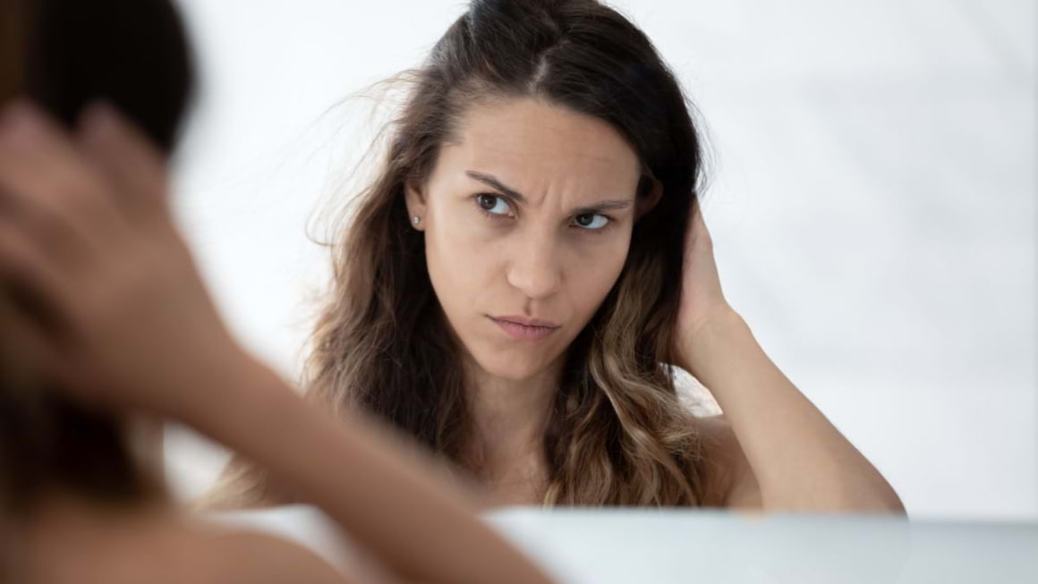 Scuame și mâncărime pe pielea capului: este mătreață sau psoriazis?