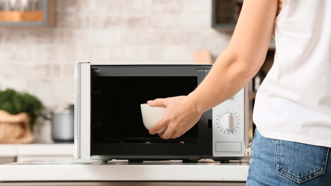 Alimente pe care NU ar trebui sa le incalzesti in cuptorul cu microunde