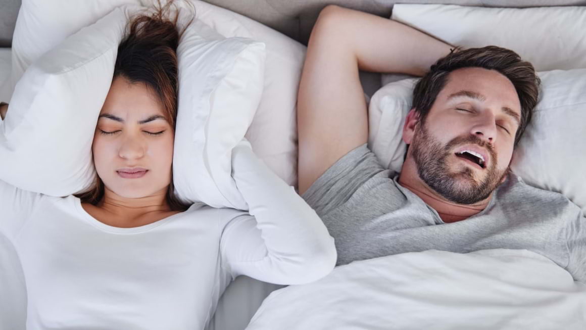 Ce-ar trebui să știi despre sforăit și apneea în somn?