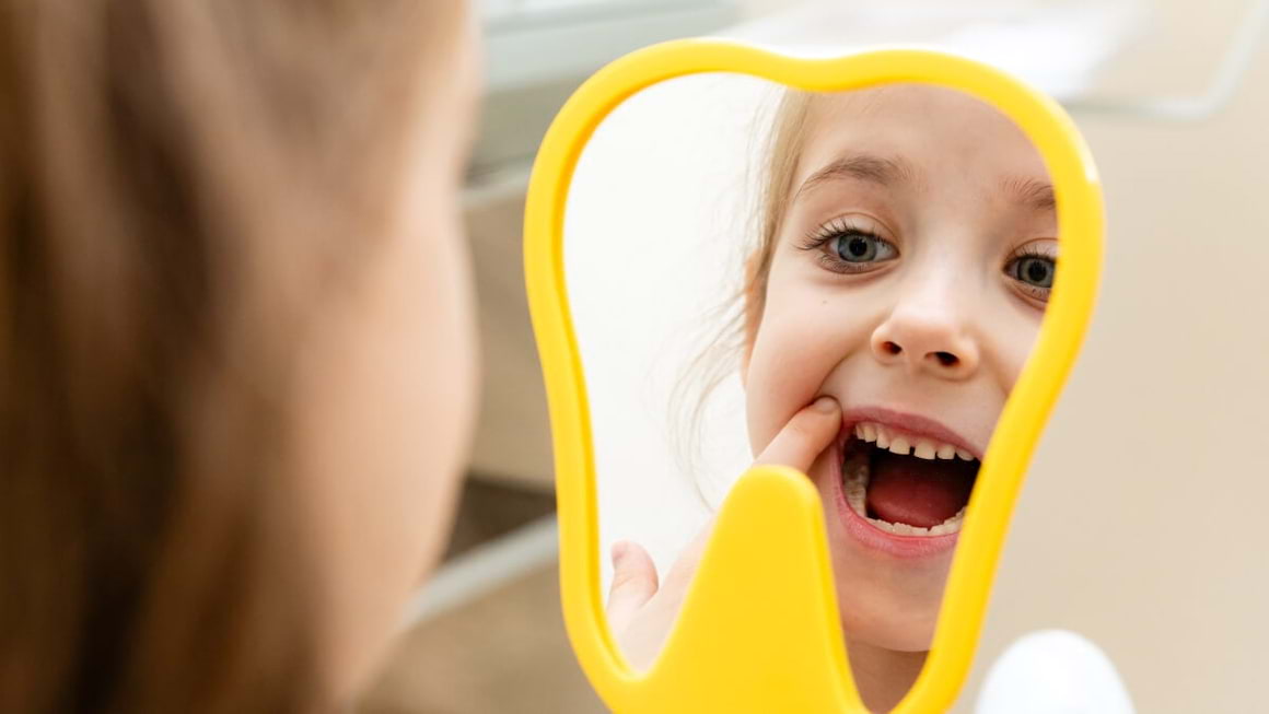 Erupția dentară: când le ies dinții copiilor?