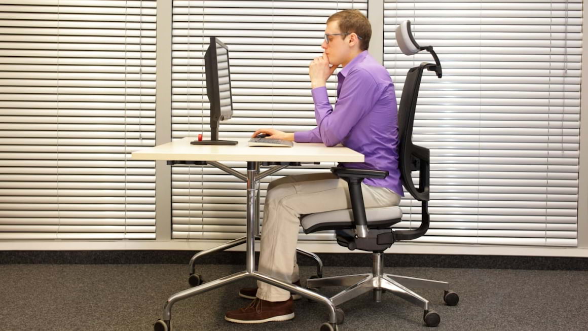 Poziție corectă la birou și de ce e bine să ai scaun ergonomic la birou