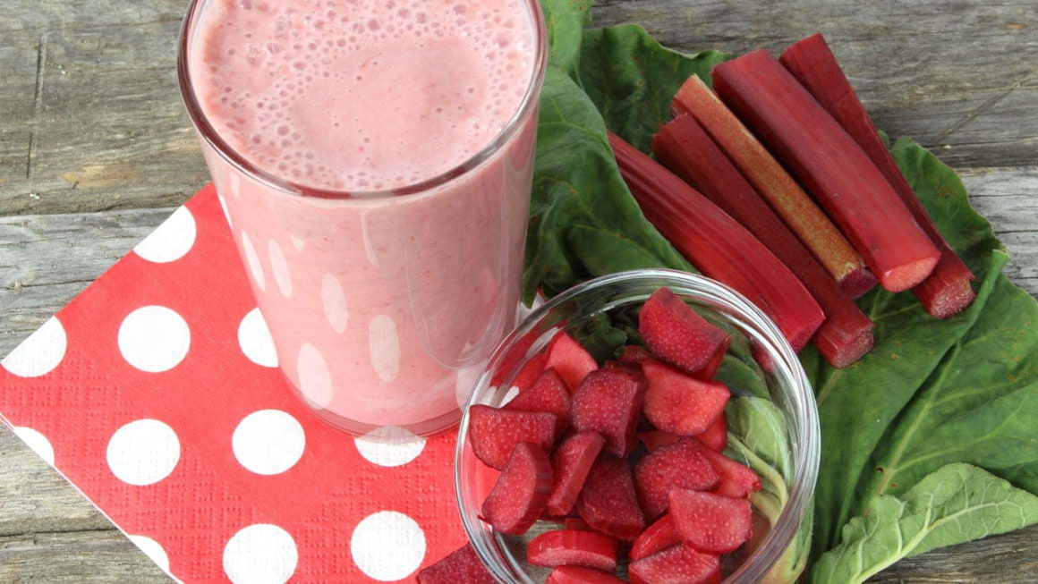 Rubarba: proprietati si beneficii, plus doua retete delicioase
