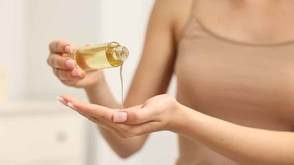 Demachierea cu ulei: beneficii si retete de ulei pe care le poti prepara singura
