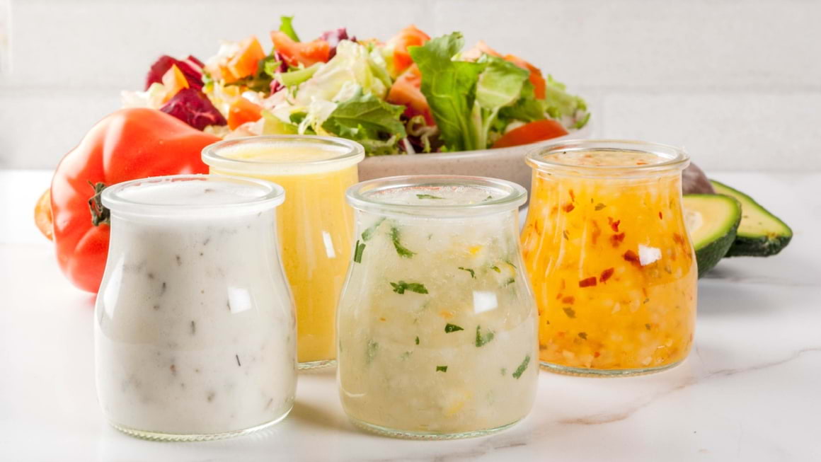 Dressingul pe care il adaugi in salata ii poate dubla caloriile! Iata ce greseli sa eviti