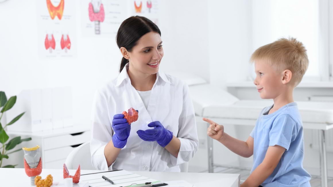 Când ar trebui să îi programezi copilului un consult la endocrinolog?