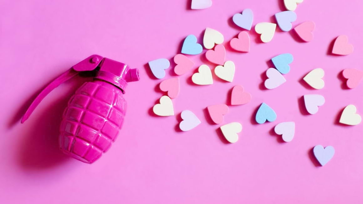 Ce este love bombing și ce impact are asupra relației?